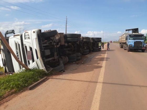 Sorriso: (VÍDEO) Carreta carregada com ureia tomba na BR 163 Polícia Sorriso Mato Grosso