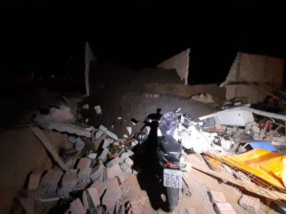 Sorriso: Muro desaba e aterra parte de mudança de vizinho; por pouco não atinge pessoas Geral Sorriso Mato Grosso