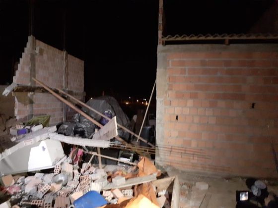 Sorriso: Muro desaba e aterra parte de mudança de vizinho; por pouco não atinge pessoas Geral Sorriso Mato Grosso