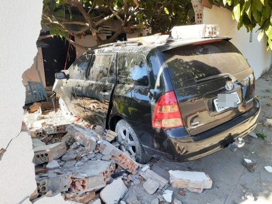 Sorriso: Veículo colide em muro de residência e por pouco não atinge casa Polícia Sorriso Mato Grosso