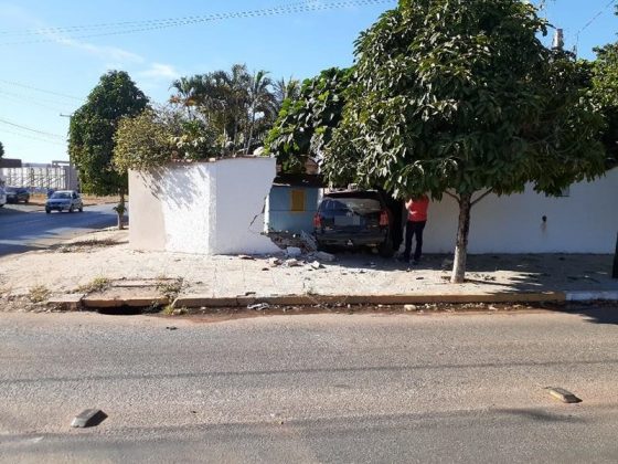 Sorriso: Veículo colide em muro de residência e por pouco não atinge casa Polícia Sorriso Mato Grosso
