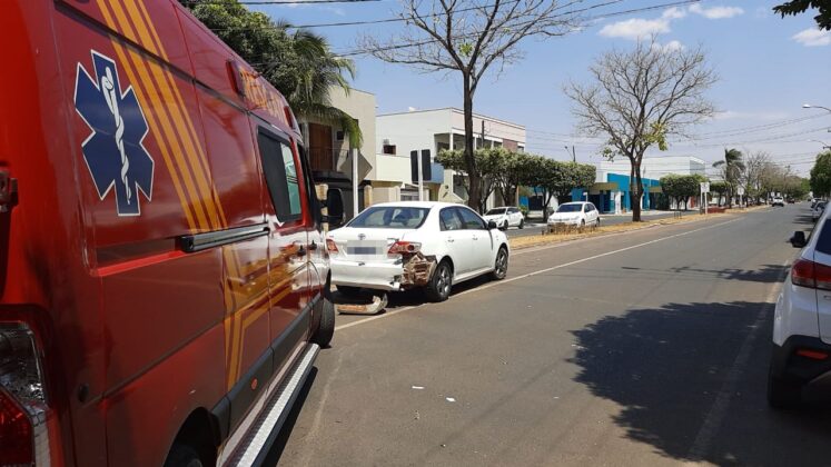 Sorriso: Carro atinge moto ao sair de estacionamento Sorriso Sorriso Mato Grosso