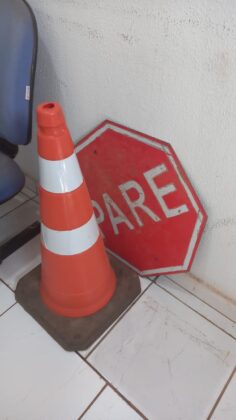 Sorriso: Veículo foge da Guarda Municipal e em sua residência é encontrado cone e placa de trânsito Sorriso Sorriso Mato Grosso