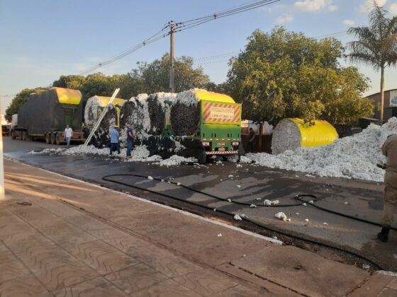 Sorriso: Rolos de algodão pegam fogo durante o transporte Sorriso Sorriso Mato Grosso