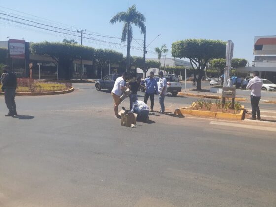Sorriso: Mulher fica ferida em acidente envolvendo carro e moto Sorriso Sorriso Mato Grosso