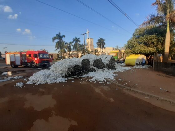 Sorriso: Rolos de algodão pegam fogo durante o transporte Sorriso Sorriso Mato Grosso