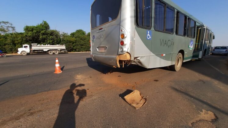 Sorriso: Prisma atinge ônibus em cruzamento Sorriso Sorriso Mato Grosso