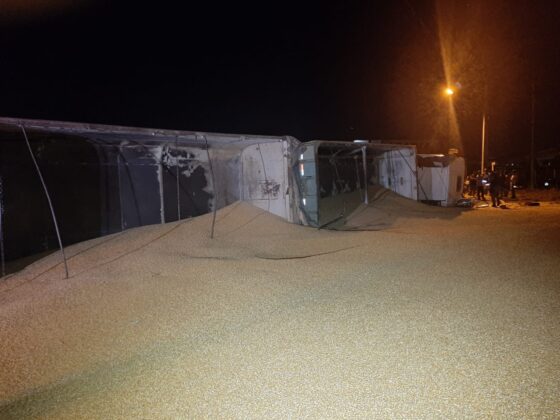 Sorriso: Carreta tomba em rotatória Sorriso Sorriso Mato Grosso