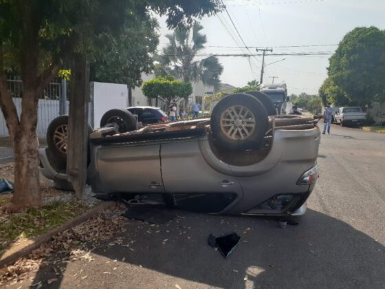 Sorriso: Veículo tomba próximo a PM Sorriso Sorriso Mato Grosso