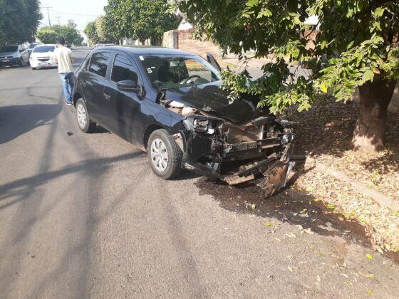 Sorriso: Veículo tomba próximo a PM Sorriso Sorriso Mato Grosso