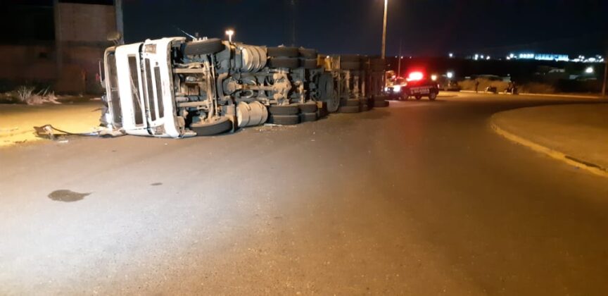 Sorriso: Carreta tomba em rotatória Sorriso Sorriso Mato Grosso