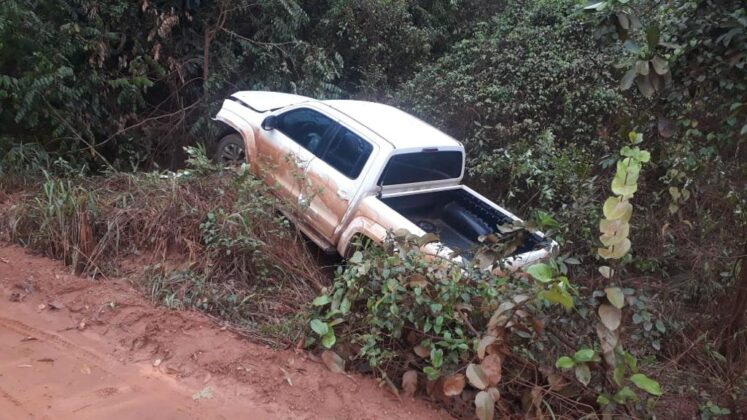 Sorriso: Caminhonete é encontrada abandonada e danificada próximo de ponte Sorriso Sorriso Mato Grosso