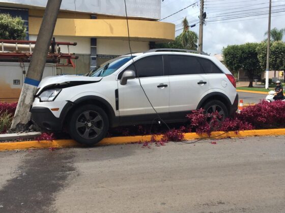 Sorriso: Idosa colide em poste após ser fechada em rotatória Sorriso Sorriso Mato Grosso