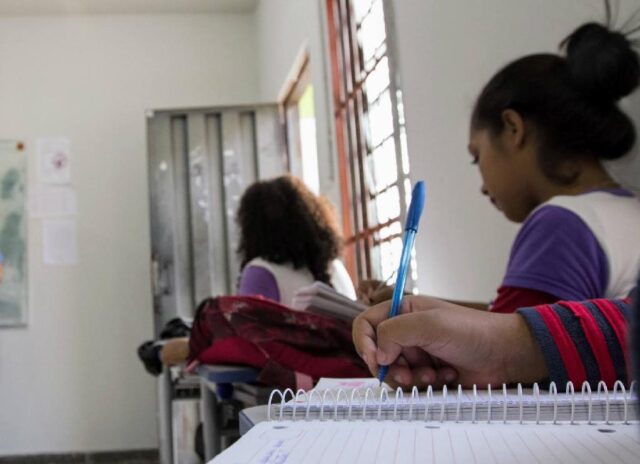 ALUNOS EM SALA