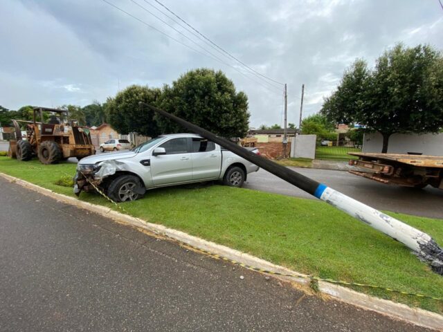 CARRO DERRUBA POSTE