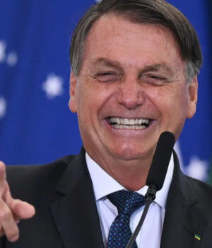 bolsonaro rindo