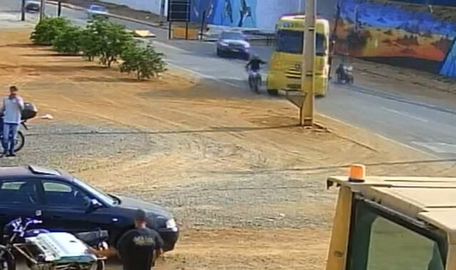 caminhao passa por cima de moto