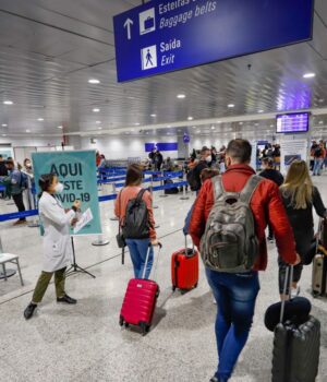 2021-06-25t000000z_554889616_mt1ltana0008ne7ed_rtrmadp_3_airport-america-brazil-coronavirus-covid-19-isolation-latin-america-mask-pandemic-porto-alegre-quarantine