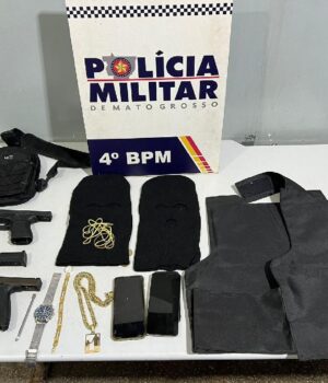 PM prende quatro pessoas e apreende armas de fogo, munições e colete balístico CAPA